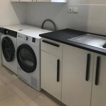 Plain-pied 80 M2 Dans Maison, Parking Prive Gratuit, Gare Directe Paris * Versailles